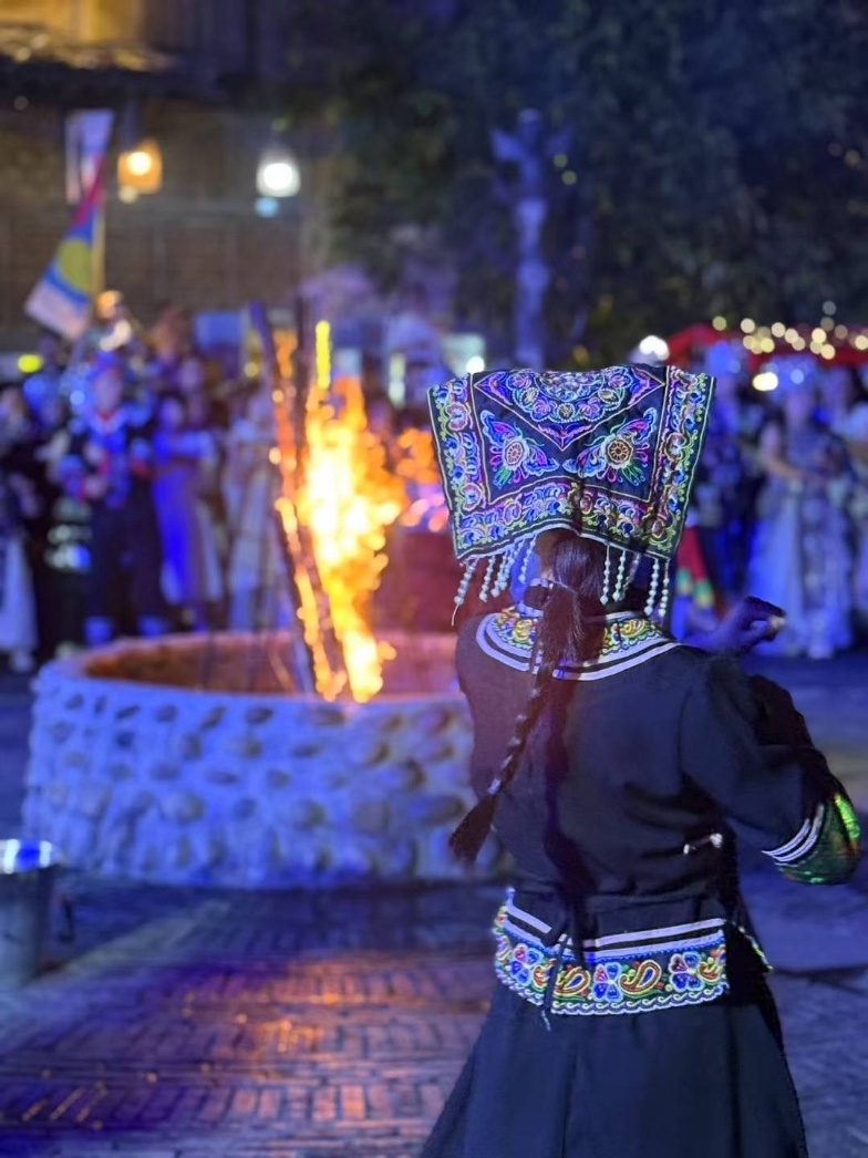 2025年7月，貴州烏江寨“萬人打跳夜”現(xiàn)場。受訪者供圖