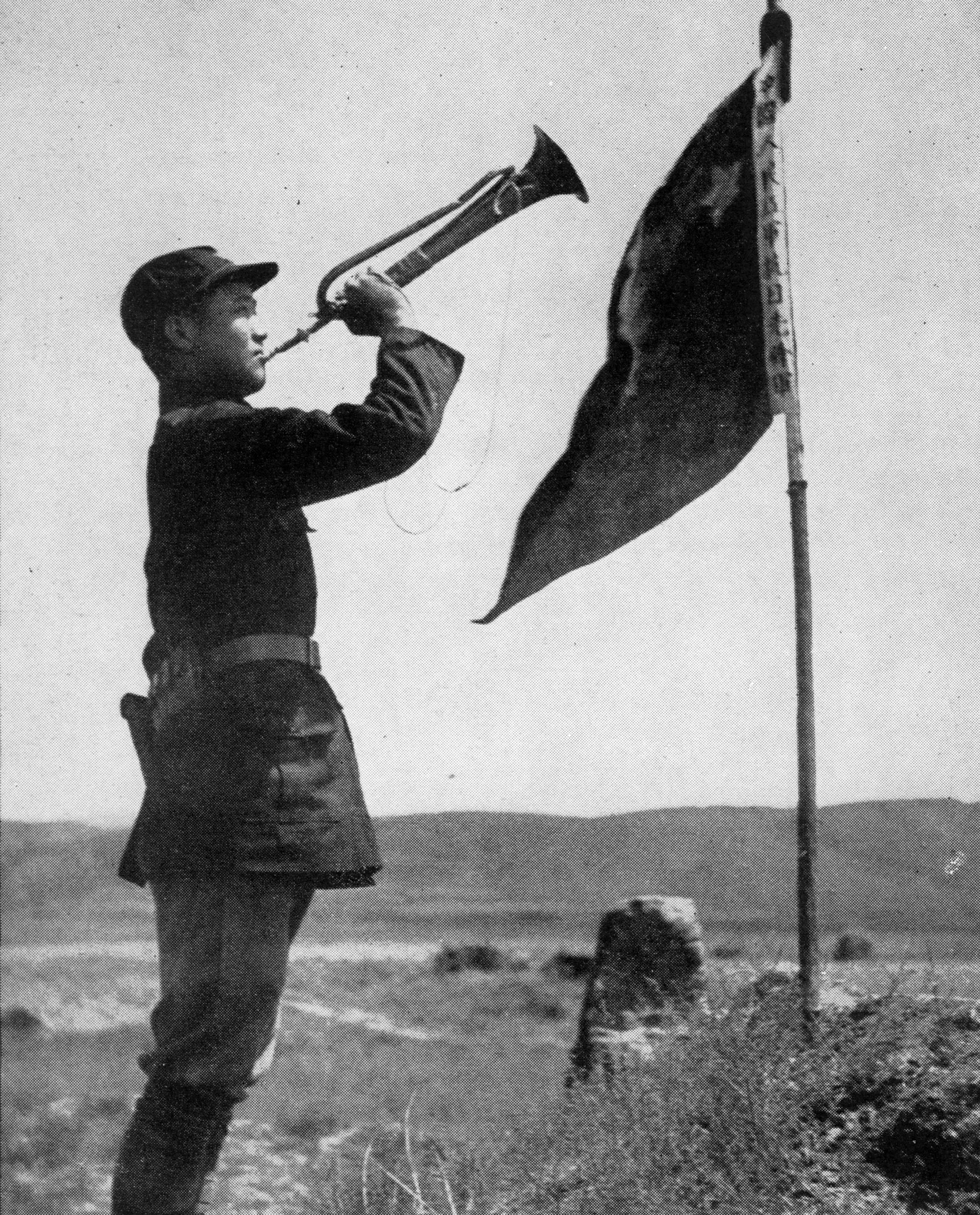 斯諾在預(yù)旺堡拍攝的紅軍司號(hào)員，他身邊的旗子上寫著“中國人民紅軍抗日先鋒隊(duì)”。