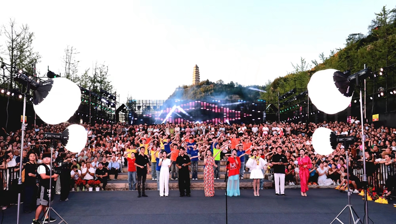 “寶塔山下唱民歌”活動(dòng)現(xiàn)場(chǎng)盛況。加向前攝