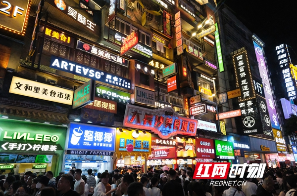 “五一”假期五一商圈客流激增，網(wǎng)紅長(zhǎng)沙再現(xiàn)頂流效應(yīng)。.jpg