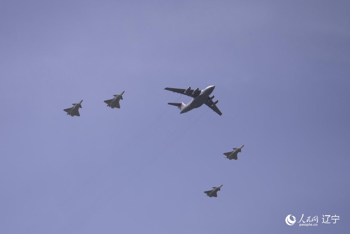 執(zhí)行第十二批在韓中國(guó)人民志愿軍烈士遺骸轉(zhuǎn)運(yùn)任務(wù)的運(yùn)-20進(jìn)入中國(guó)領(lǐng)空后，首次采用“五機(jī)編隊(duì)”的方式，由4架殲-20伴飛護(hù)航，與往年相比護(hù)航規(guī)格更高。人民網(wǎng)記者 邱宇哲攝