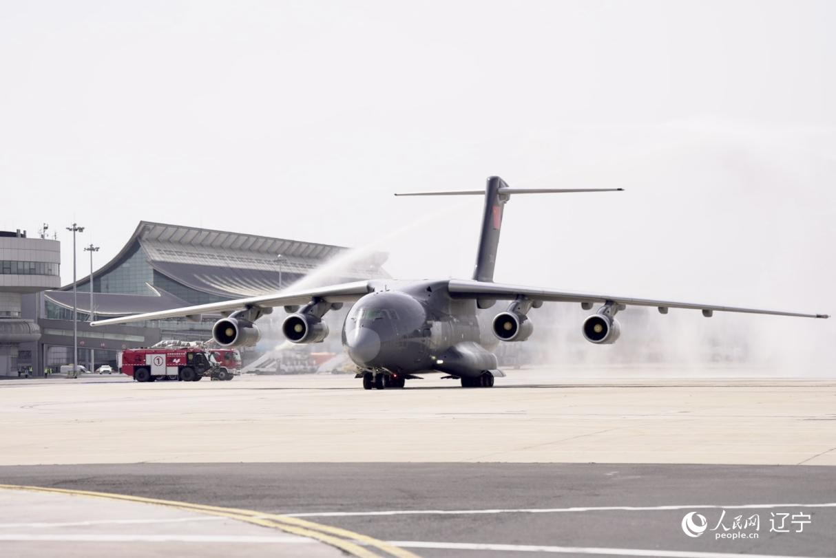 沈陽(yáng)桃仙國(guó)際機(jī)場(chǎng)以“過(guò)水門(mén)”最高禮遇迎接英烈回家。人民網(wǎng)記者 邱宇哲攝