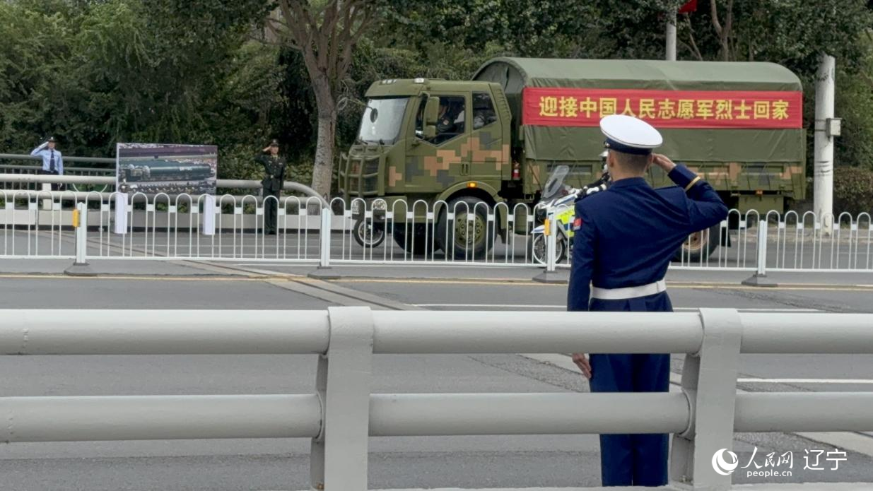 沈陽(yáng)市渾河橋東側(cè)，擺放著東風(fēng)—5C導(dǎo)彈的受閱照片。人民網(wǎng)記者 湯龍攝