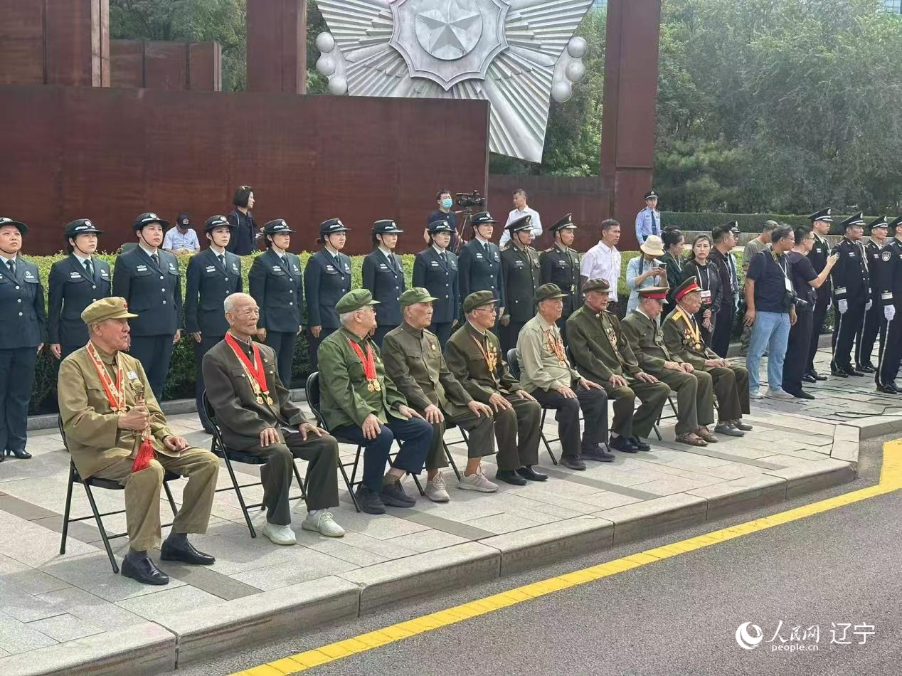 沈陽(yáng)抗美援朝烈士陵園門(mén)前，志愿軍老戰(zhàn)士等候戰(zhàn)友的歸隊(duì)。人民網(wǎng)記者 周頌雪攝