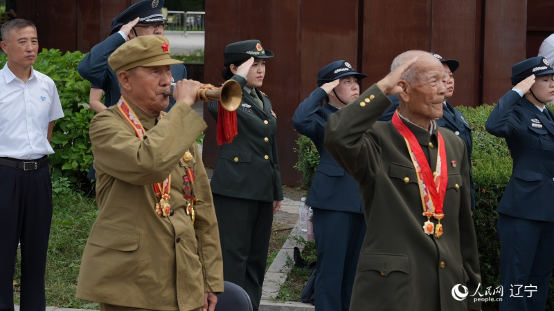 志愿軍老戰(zhàn)士南啟祥再次為戰(zhàn)友吹響了沖鋒號(hào)。人民網(wǎng)記者 周頌雪攝