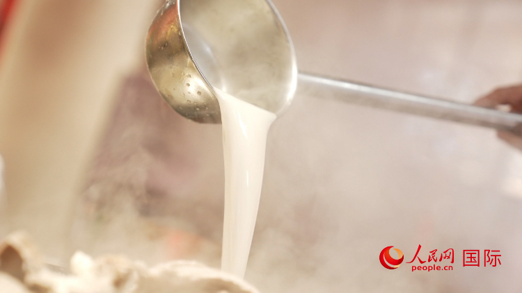 熬制中的徐州羊湯。人民網(wǎng)記者 蘇纓翔攝