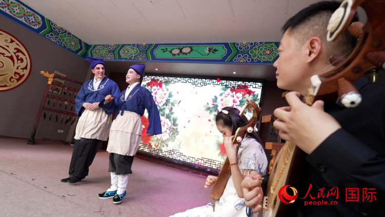 人民網(wǎng)外籍專家湖長明體驗柳琴戲。人民網(wǎng)記者 蘇纓翔攝