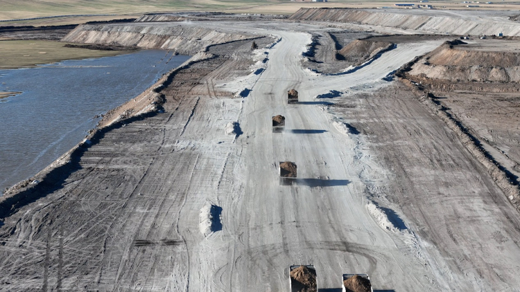 徐工無人電動礦卡行駛在內(nèi)蒙古華能伊敏露天礦區(qū)。受訪對象供圖