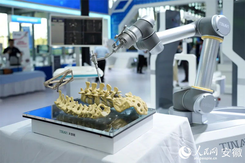 2024世界制造業(yè)大會上展出的骨科手術(shù)機(jī)器人。人民網(wǎng)記者 王銳攝