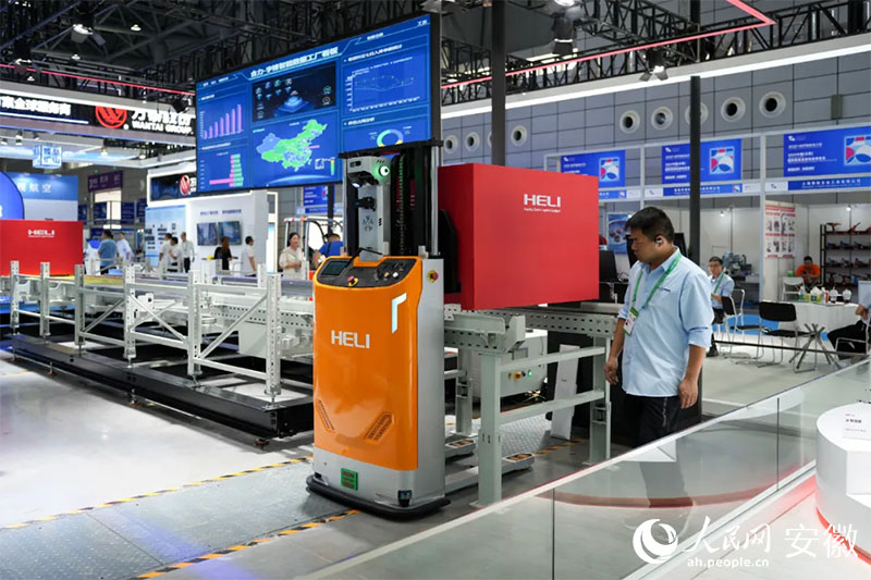 2024世界制造業(yè)大會上，合力將智能數(shù)據(jù)工廠系統(tǒng)帶進(jìn)展會。人民網(wǎng)記者 王銳攝