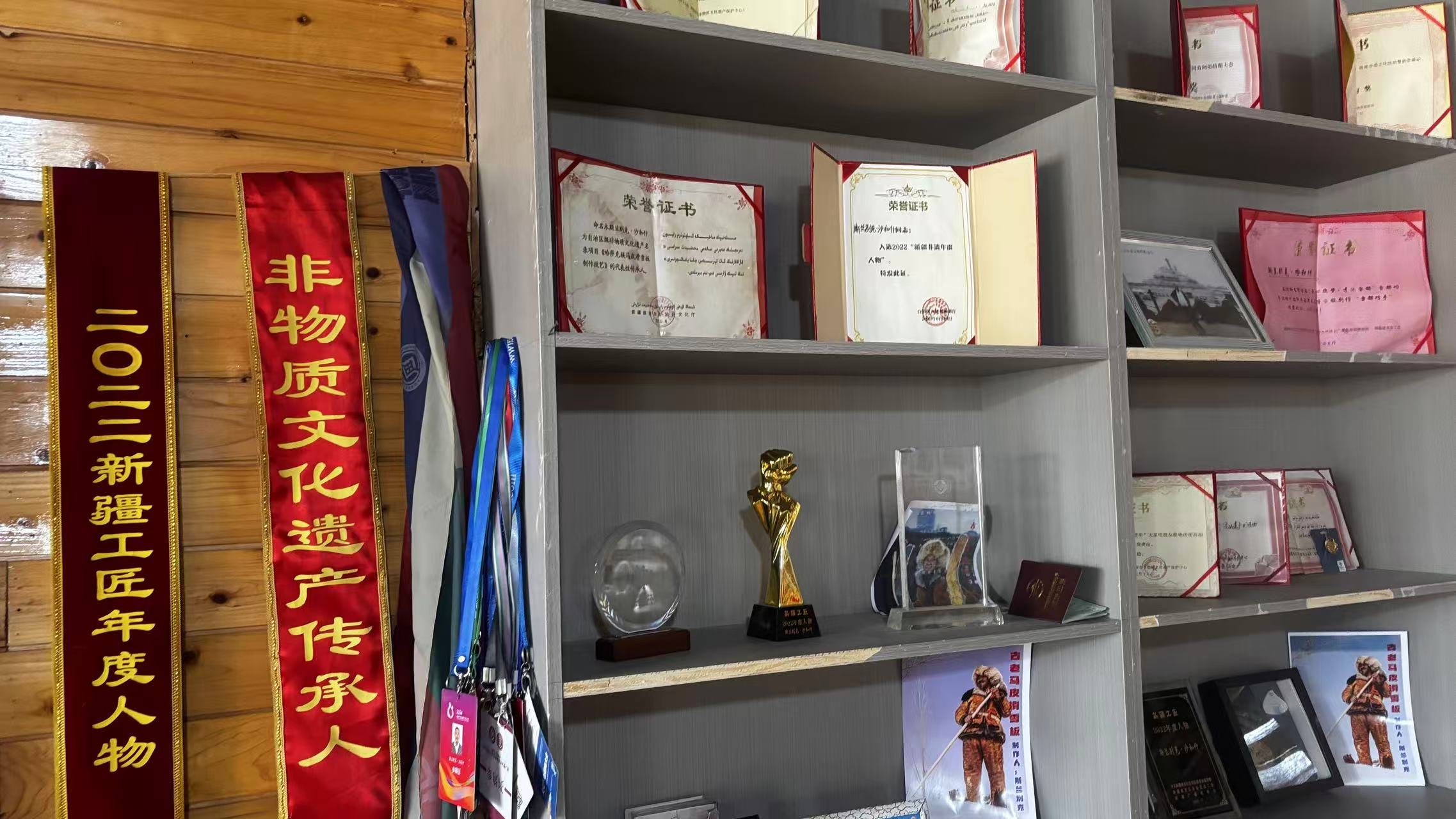 農牧民古老毛皮滑雪板制作培訓基地榮譽墻一角。