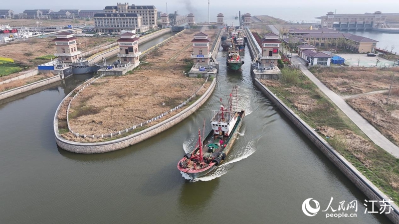 接鮮船駛過(guò)南通啟東呂四漁港船閘。人民網(wǎng)記者 余樂(lè)攝