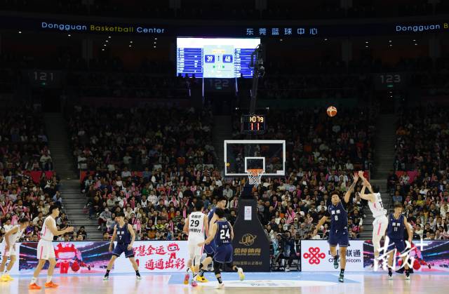 11月12日，十五運(yùn)會(huì)男籃成年組決賽，現(xiàn)場(chǎng)有序而熱烈。張由瓊 攝