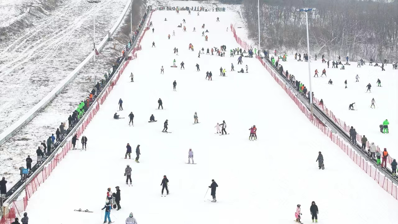沈陽(yáng)怪坡國(guó)際滑雪場(chǎng)迎來(lái)眾多滑雪愛(ài)好者。人民網(wǎng)記者 孝媛攝