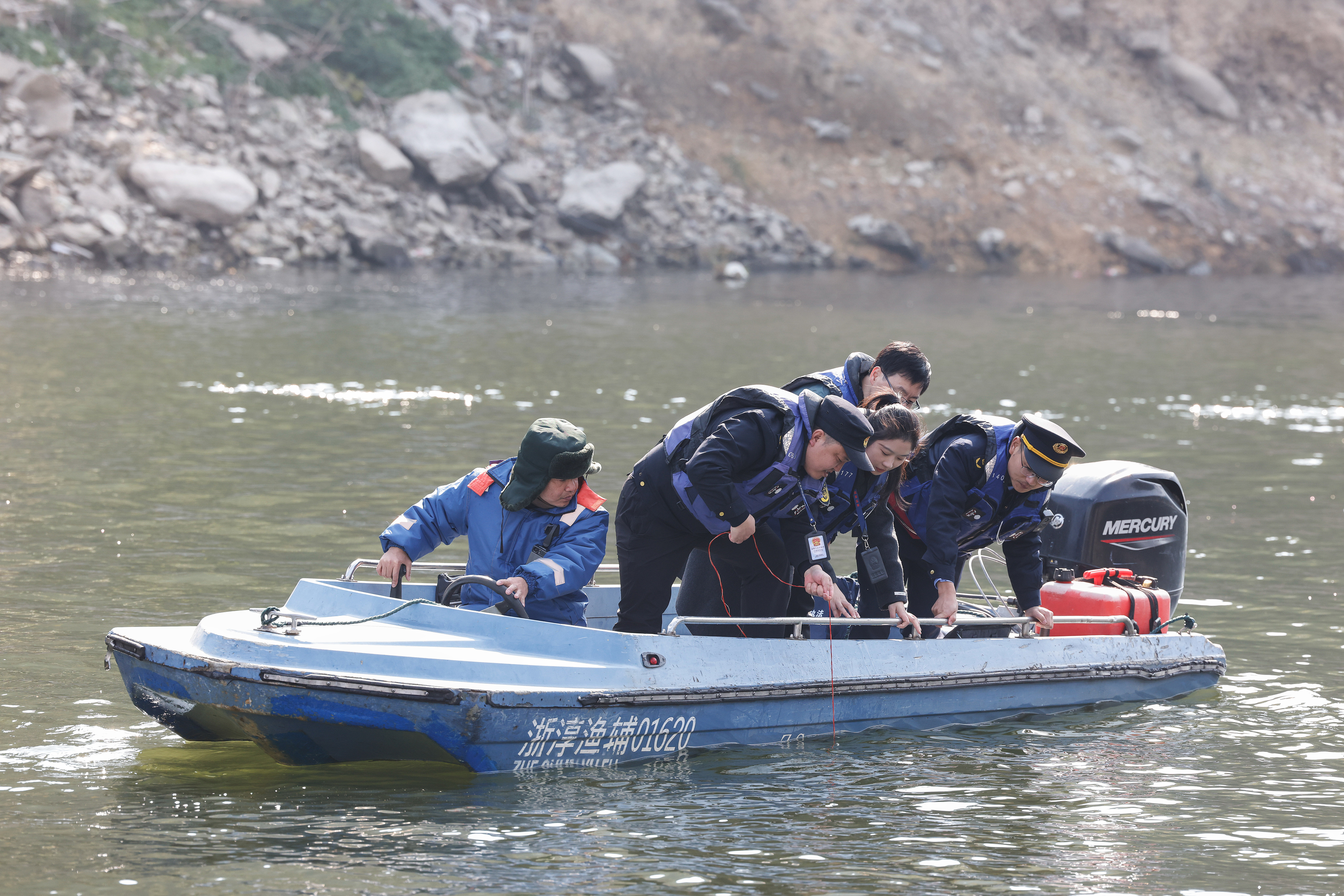 2025年12月4日，浙江杭州淳安縣與安徽黃山歙縣紀(jì)檢監(jiān)察干部及綜合行政執(zhí)法人員對浙皖交界的新安江鳩坑口水域進(jìn)行常態(tài)化巡河，共同保護(hù)漁業(yè)資源和水域生態(tài)環(huán)境。