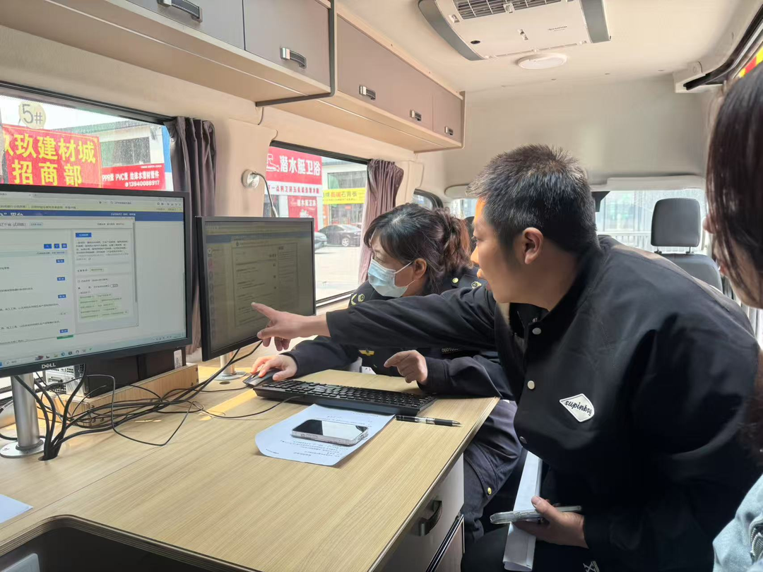 沈陽市大東區(qū)市場監(jiān)督管理局將政務(wù)服務(wù)窗口“搬”到商戶“家門口”，現(xiàn)場為經(jīng)營主體集中辦理并頒發(fā)營業(yè)執(zhí)照。沈陽市營商局供圖