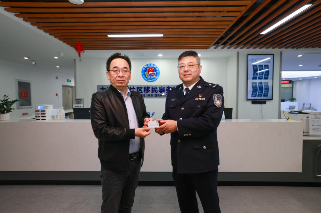 全省首張往來港澳人才簽注落地大連自貿(mào)片區(qū)。遼寧自貿(mào)試驗區(qū)大連片區(qū)供圖