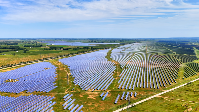 定邊縣連片光伏板鋪展成綠色能源畫(huà)卷。陳煜攝