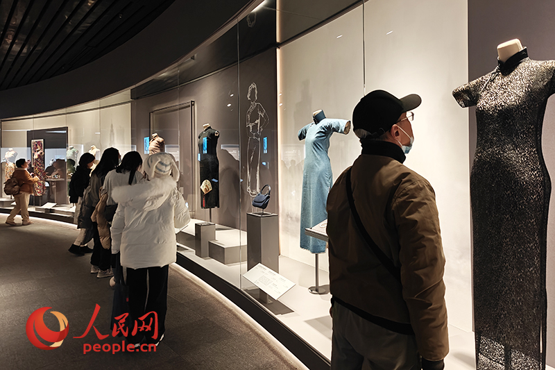 觀眾在上海博物館參觀展覽。人民網(wǎng)記者 韋衍行攝