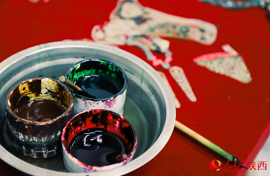 制作皮影的染色工具。人民網(wǎng)記者 孫挺攝