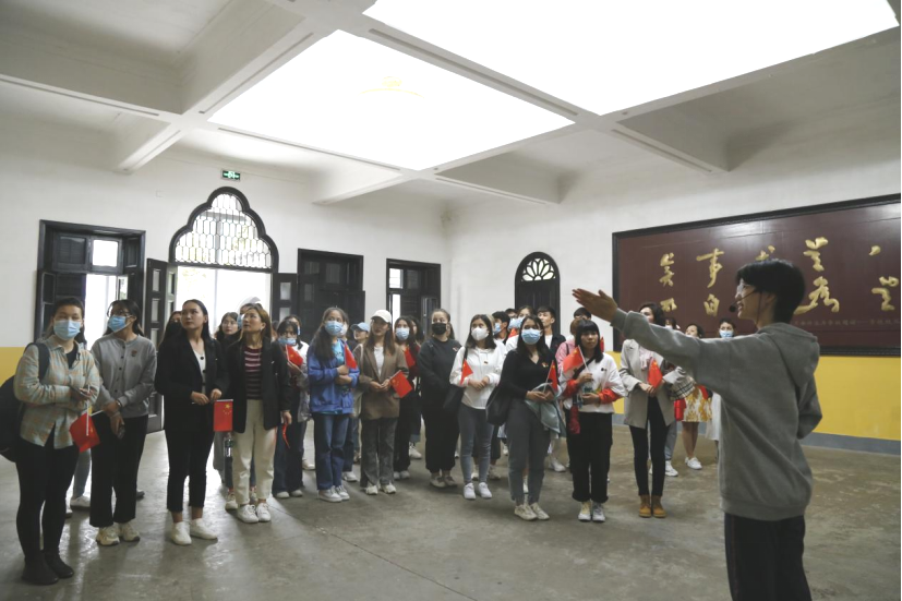 2021年5月20日，在喜迎中國共產(chǎn)黨建黨100周年之際，我校開展了少數(shù)民族學(xué)生“學(xué)黨史、感恩黨、跟黨走”紅色研學(xué)活動(dòng)。