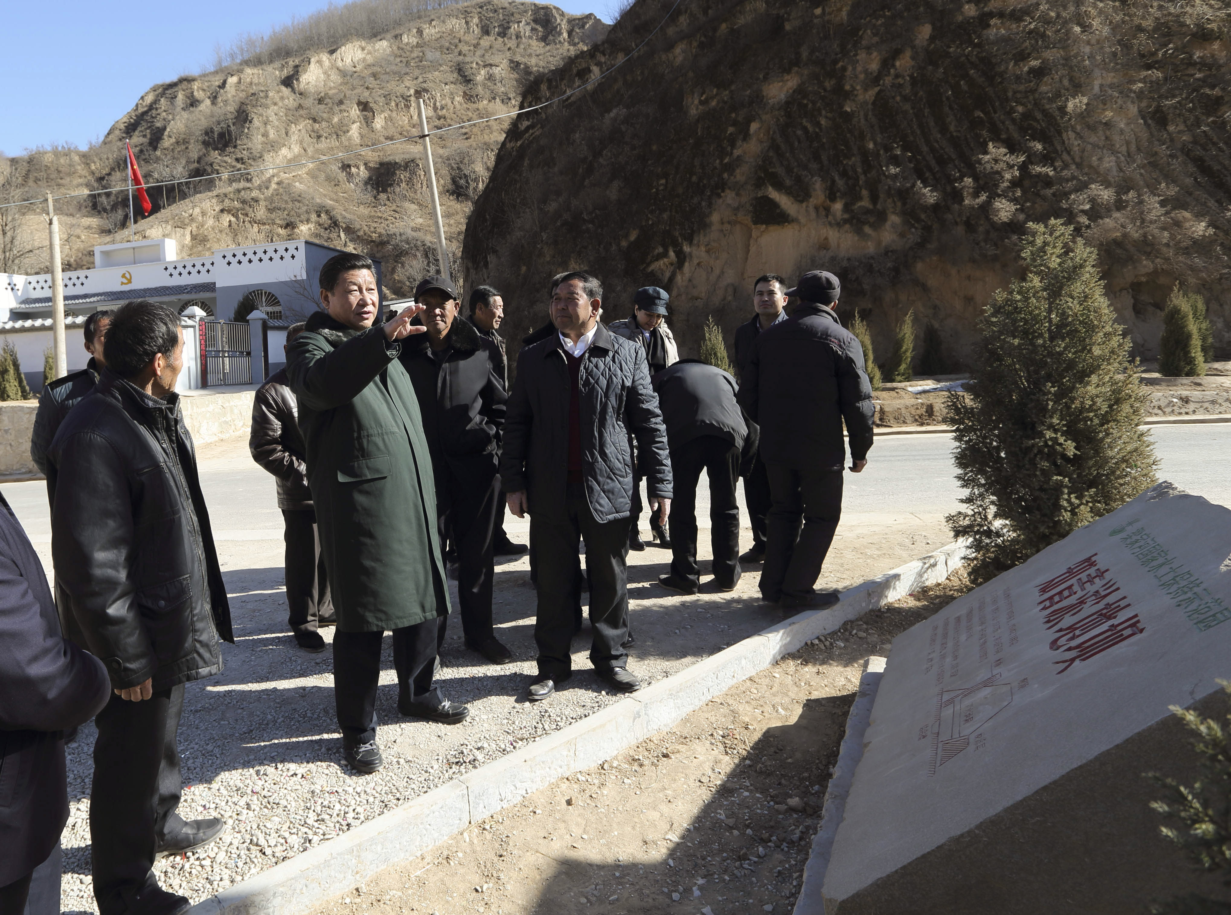 2015年春節(jié)前夕，習(xí)近平來到陜西考察調(diào)研，第一站便來到延安市延川縣梁家河村。新華社 發(fā)