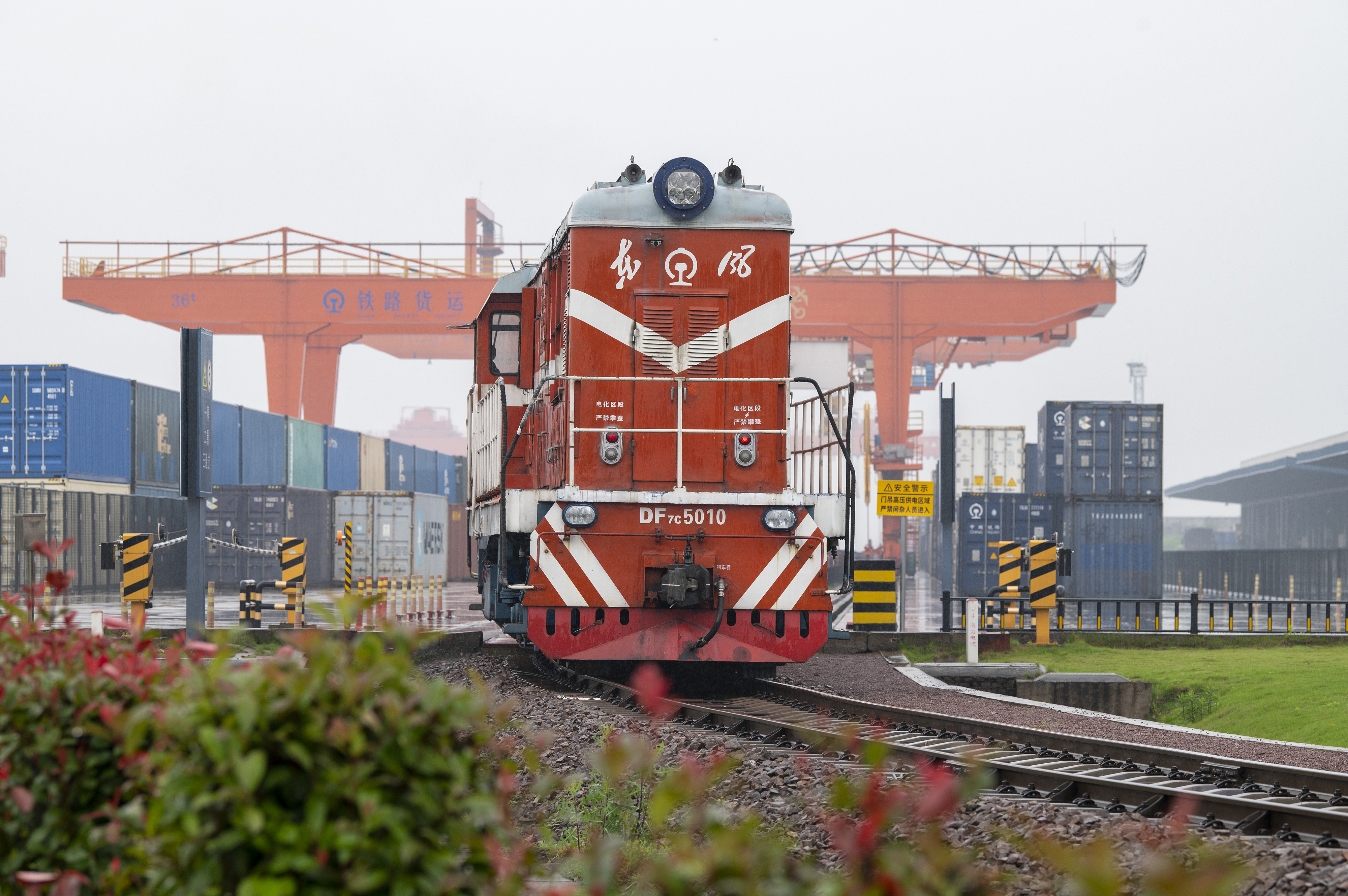 2024年5月5日，“五一”假期最后一天。在浙江省金華市金東區(qū)鐵路金華南站，一列滿(mǎn)載110標(biāo)箱的中歐班列緩緩啟程駛往匈牙利。