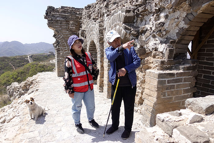 在明長城遺址上，梅景田給外甥女劉紅巖講述長城故事。