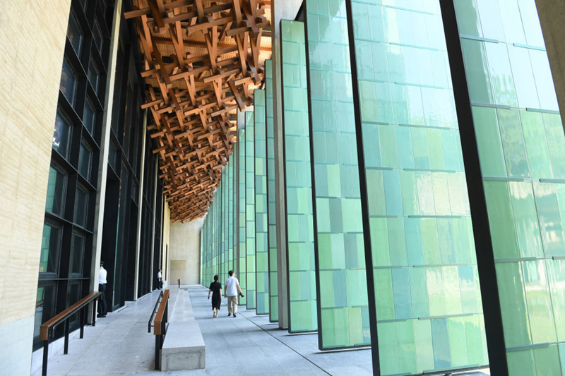 2022年7月23日，杭州國(guó)家版本館屋頂?shù)哪緲?gòu)和青瓷門扇相映成趣。