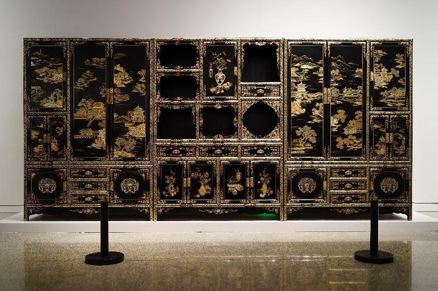 2023年7月9日，北京，中國工藝美術(shù)館·中國非物質(zhì)文化遺產(chǎn)館，“山西特色專業(yè)鎮(zhèn)平遙非遺雙寶中華行”展覽展出的推光漆器作品。