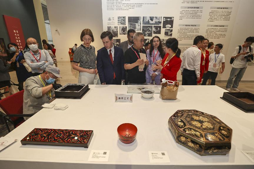 2023年5月28日，北京，推光漆器匠人為駐華使節(jié)展示技藝。