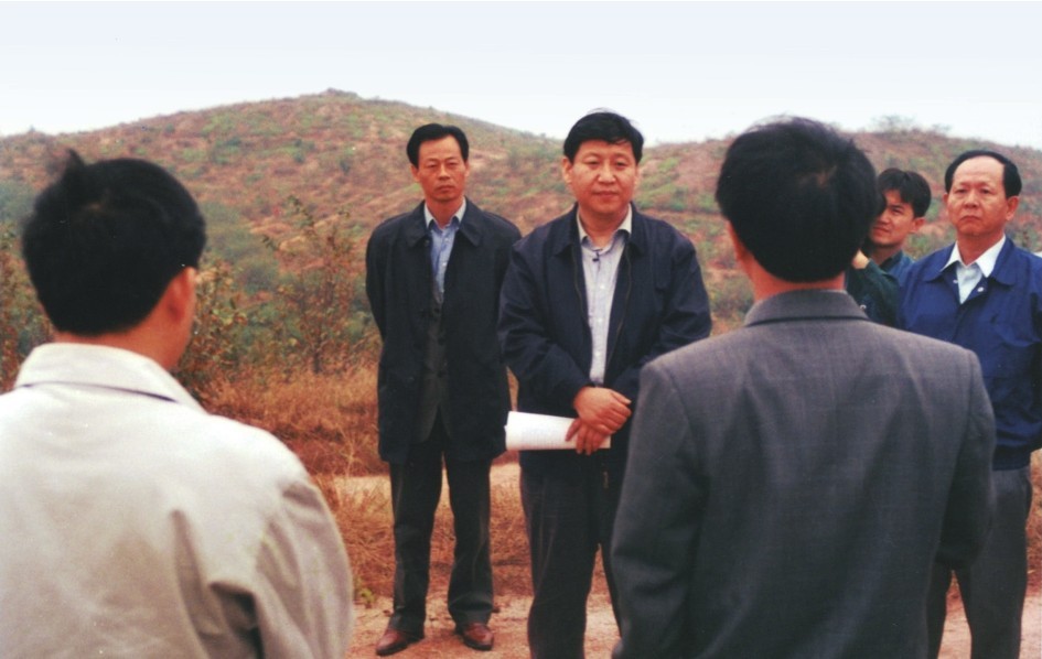 1999年11月，習(xí)近平在龍巖市長汀縣河田水土流失治理區(qū)調(diào)研。圖源：《習(xí)近平在福建（下）》