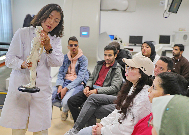 2023年4月19日，河北省秦皇島市中醫(yī)醫(yī)院醫(yī)務(wù)工作者為燕山大學(xué)外國(guó)留學(xué)生講解中醫(yī)經(jīng)絡(luò)知識(shí)。