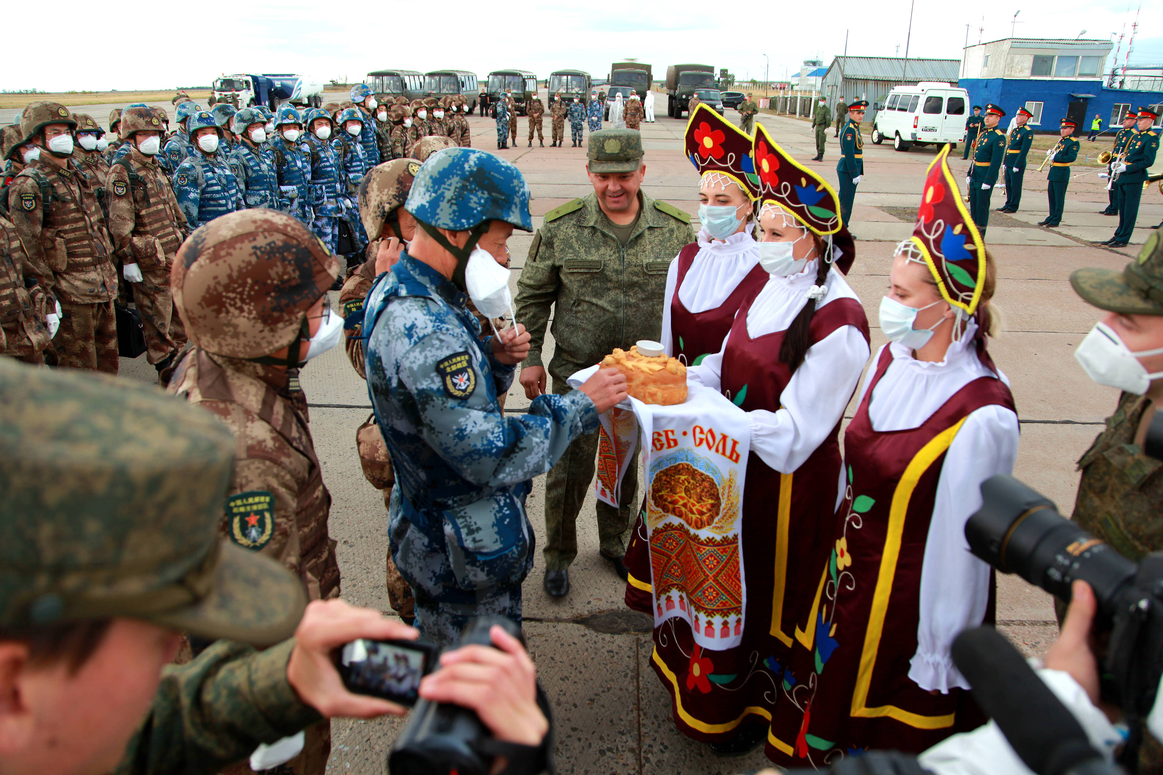當(dāng)?shù)貢r間2021年9月10日，跨境參加“和平使命-2021”上海合作組織成員國聯(lián)合反恐軍演的中方部隊導(dǎo)演部抵達(dá)俄羅斯奧倫堡“東古茲”靶場演習(xí)地域。圖為俄方人員為中方人員舉行歡迎儀式。