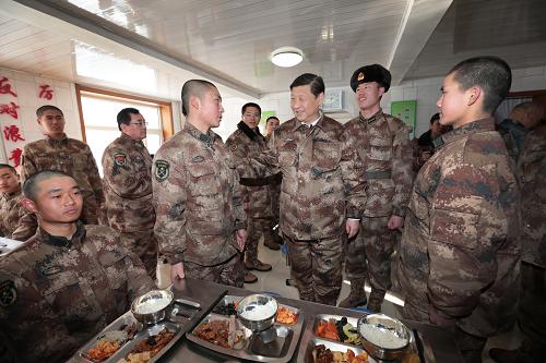 2014年1月26日中午，習(xí)近平來到連隊(duì)食堂，同戰(zhàn)士們一起用餐。新華社記者 李剛 攝