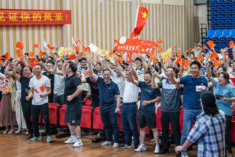 北京時間7月27日，2024年巴黎奧運(yùn)會首個比賽日，在射擊10米氣步槍混合團(tuán)體比賽中，中國選手黃雨婷/盛李豪獲得金牌。圖為黃雨婷的母校師生們通過收看奧運(yùn)直播的方式為她加油助威。