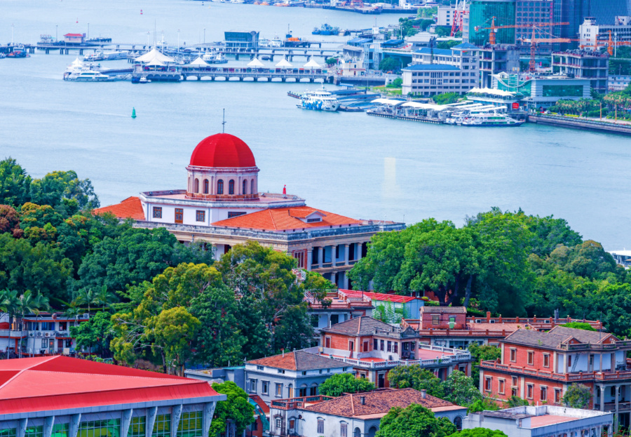 鼓浪嶼素有“萬國建筑博物館”的美譽(yù)，八卦樓作為全國重點文物保護(hù)單位，是鼓浪嶼世界文化遺產(chǎn)核心要素之一。楊勁堅 攝