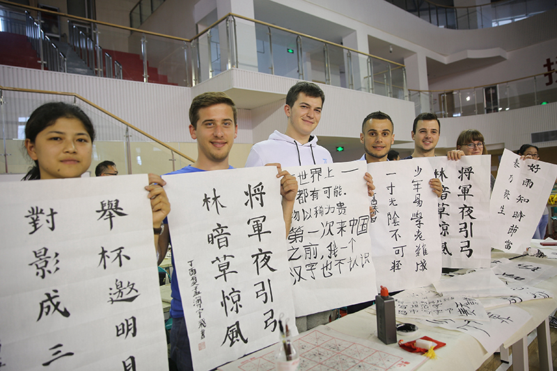 2017年6月5日，來自青島大學(xué)和中國(guó)石油大學(xué)（華東）的外國(guó)留學(xué)生在展示剛剛現(xiàn)場(chǎng)完成的書法作品。