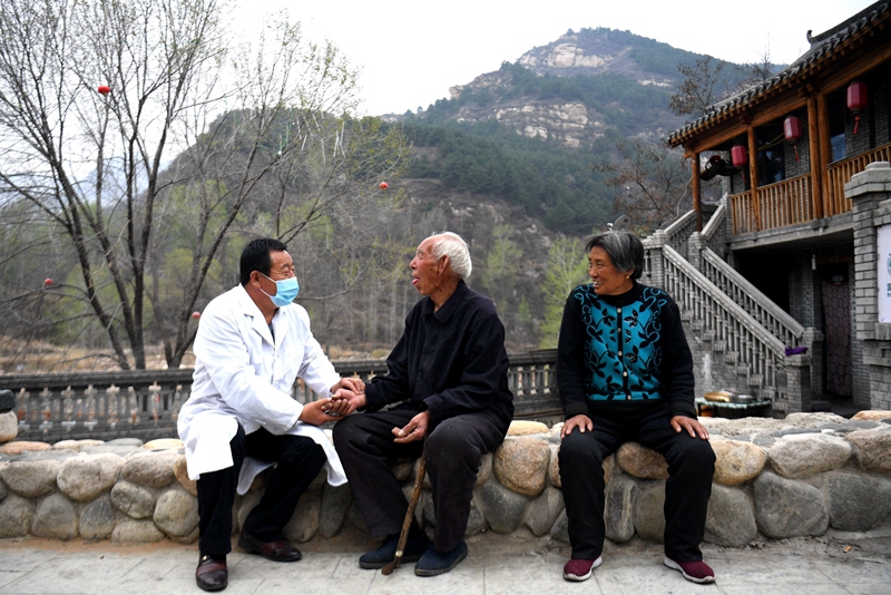 2020年4月15日，在河北阜平縣龍泉關(guān)鎮(zhèn)駱駝灣村，村醫(yī)霍建國為村民把脈。