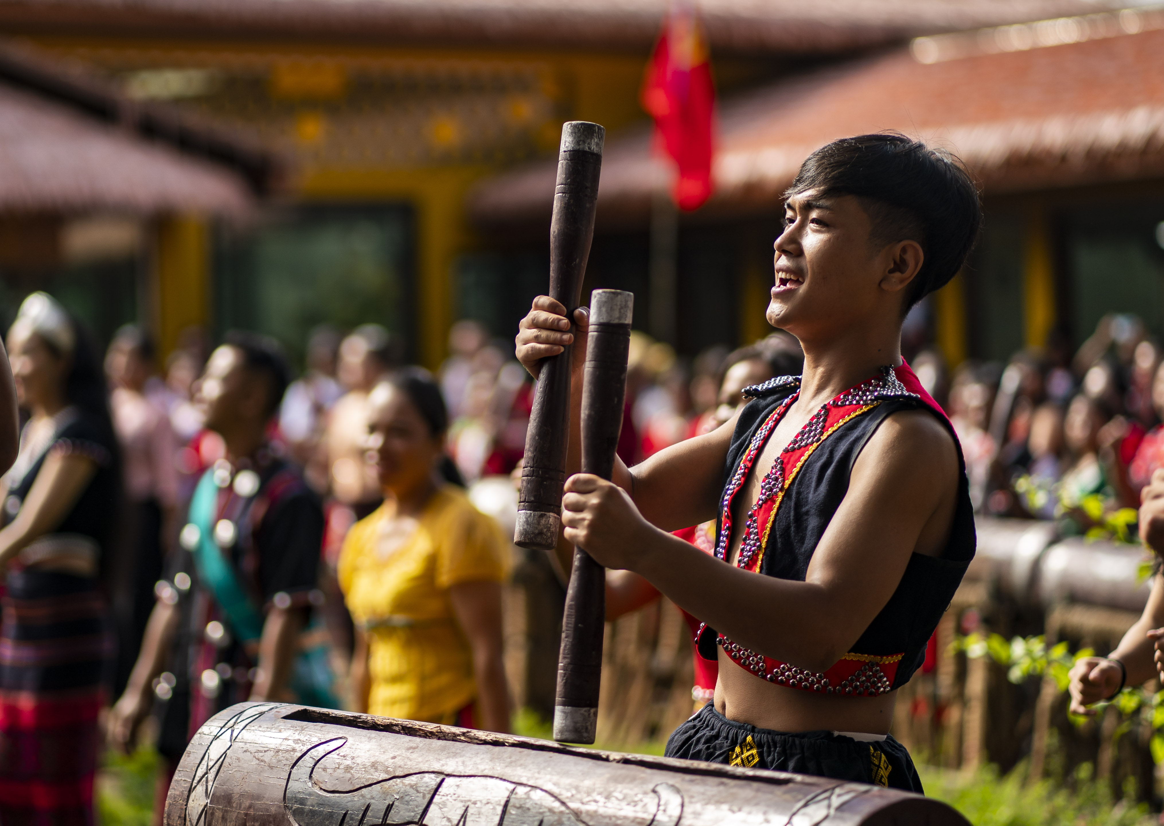 云南省滄源縣班洪鄉(xiāng)班洪村的佤族群眾唱響《阿佤人民唱新歌》（2021年8月20日攝）。