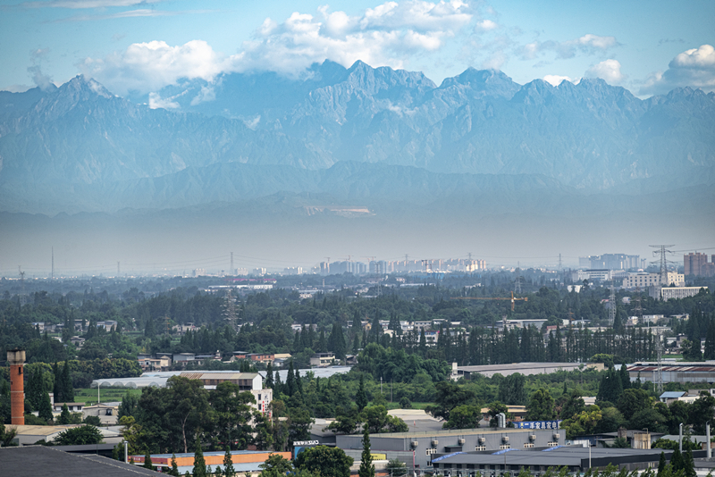 2024年7月1日，成都天氣晴好，遠(yuǎn)處雪山清晰可見。