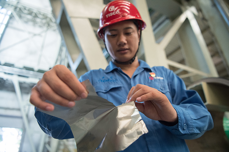 2018年8月8日，山西省太原市，太鋼精密帶鋼公司工作人員用手撕開不銹鋼。