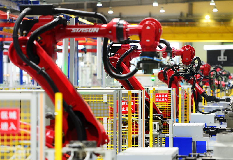 2019年11月22日，沈陽，一家數(shù)字化智能工廠內(nèi)，名為SR210的機(jī)器人正在自主地抓取各種零部件，快速組裝稍小的工業(yè)機(jī)器人。