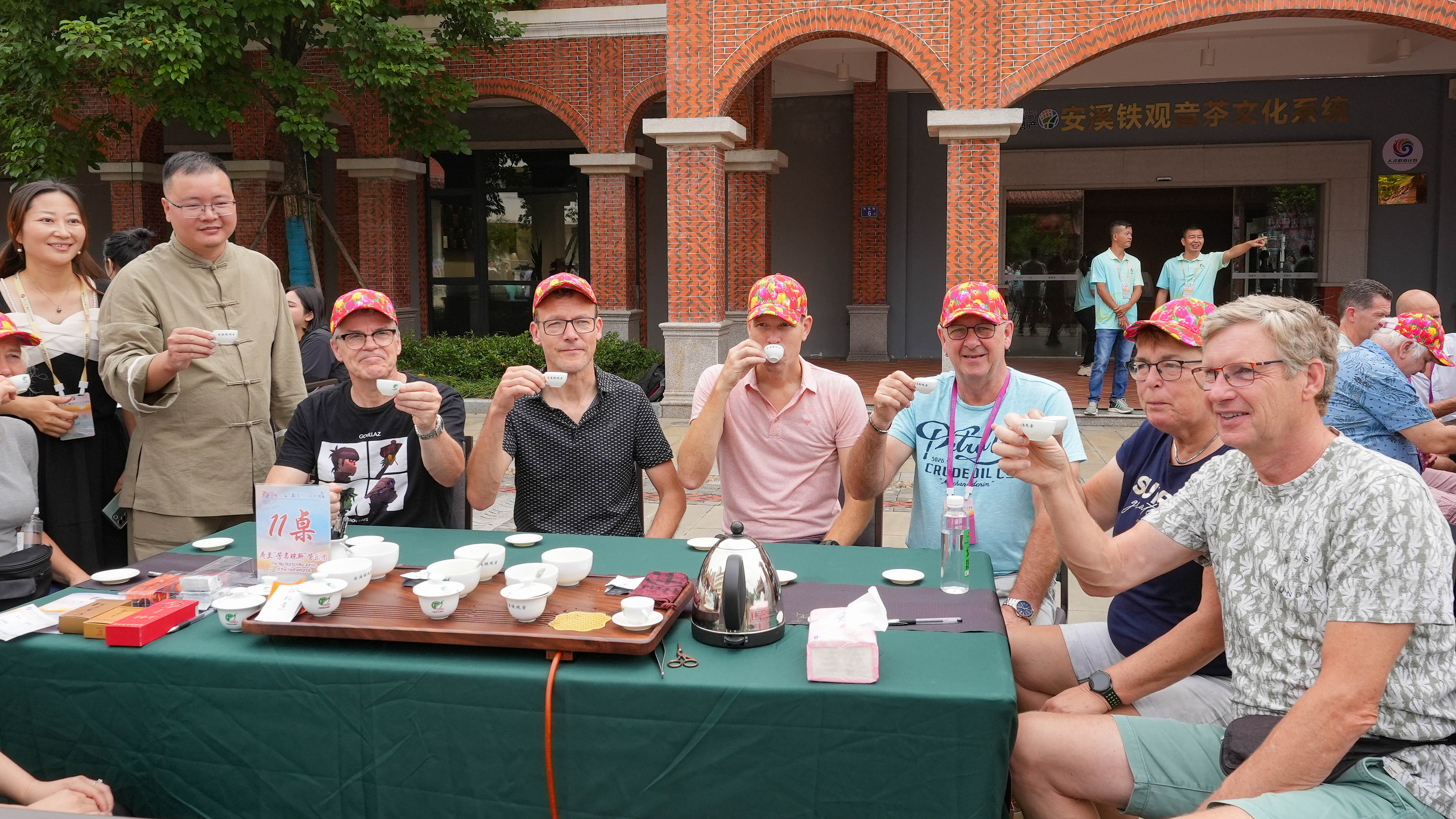 △2023年10月4日，福建泉州，外國人品中國茶。