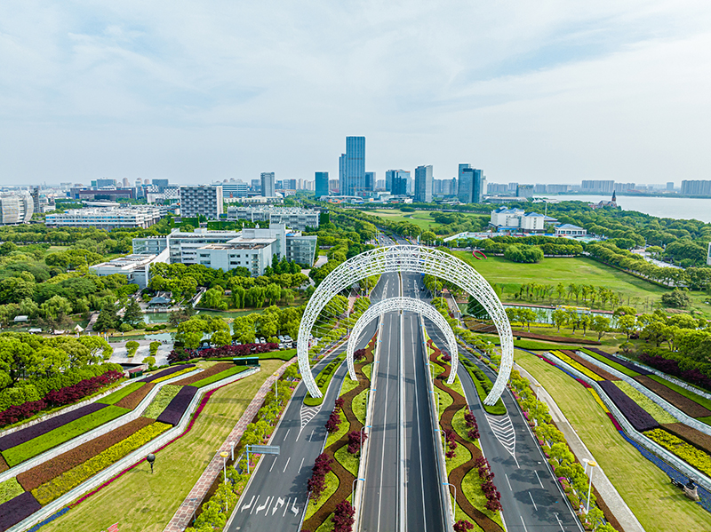 圖為蘇州工業(yè)園區(qū)星湖街鋼結(jié)構(gòu)雕塑。