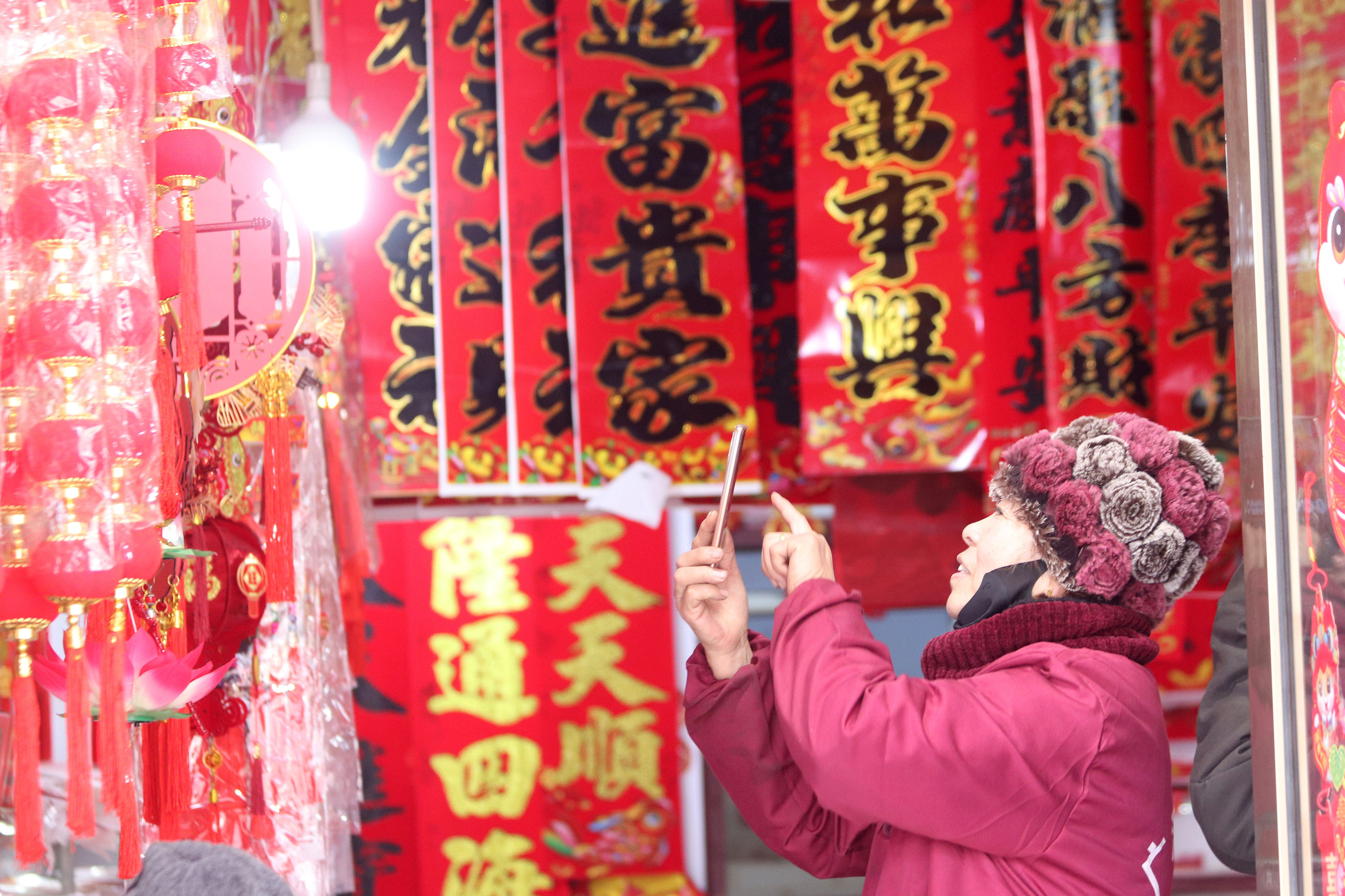 2025年1月5日，在山東省高密市夏莊鎮(zhèn)東李家村，商戶使用手機推銷新春飾品。