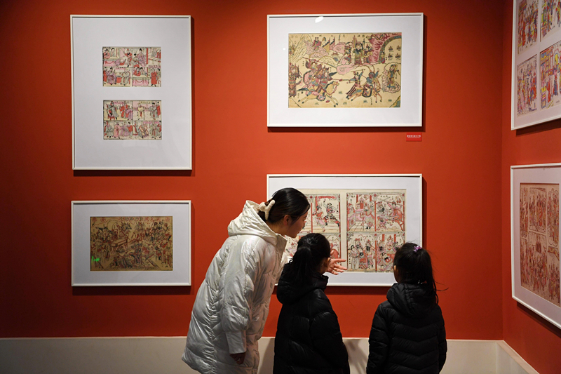 2023年2月3日，游客在河北武強年畫博物館參觀。