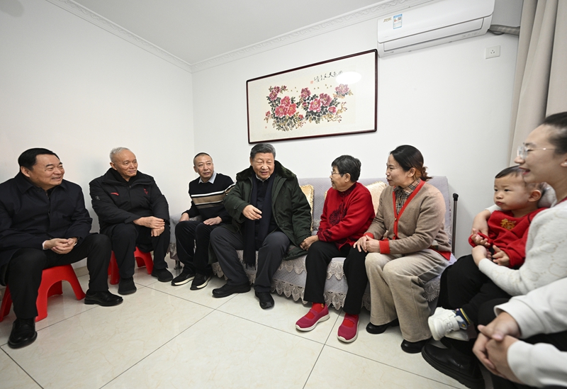 2025年1月23日上午，習(xí)近平總書記在遼寧沈陽大東區(qū)長安街道長安小區(qū)考察時，走進(jìn)居民郎素蘭家中看望。