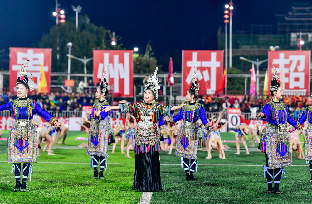 2025年3月14日，2025年貴州“村超”40強(qiáng)交叉賽在榕江“村超”足球場(chǎng)舉行，演員在比賽間隙表演侗族大歌，民族文化伴隨著體育賽事成功“出圈”。圖片來(lái)源：新華社