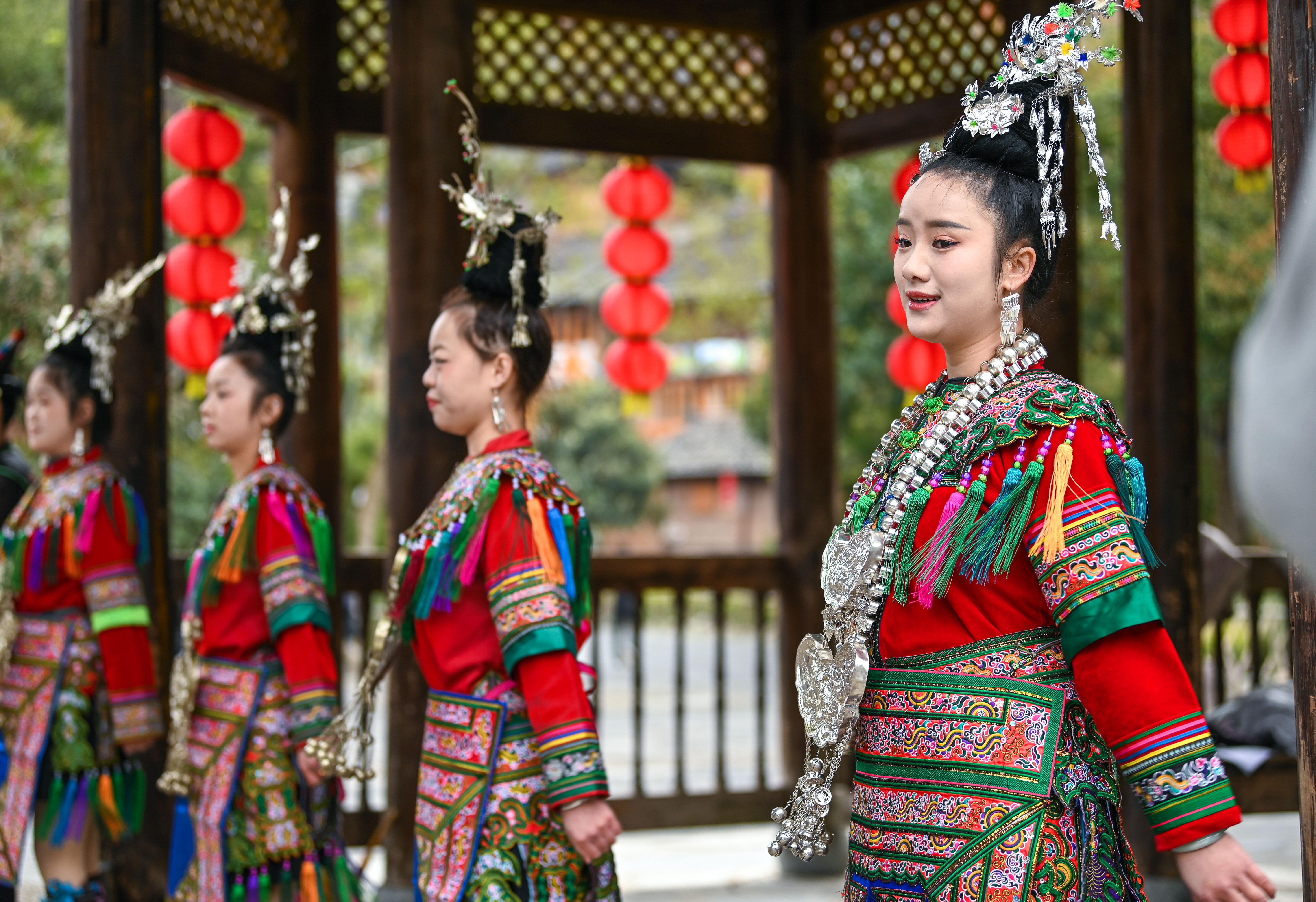  2025年3月18日，侗族群眾在貴州省黎平縣肇興侗寨給游客演唱侗族大歌。